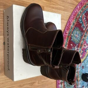 NIB Cougar Dayton Waterproof Leather Chelsea Boots